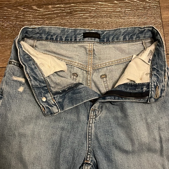 Hardly worn, ripped high rise mom jeans (23) UNIQLO JEANS - Picture 2 of 3